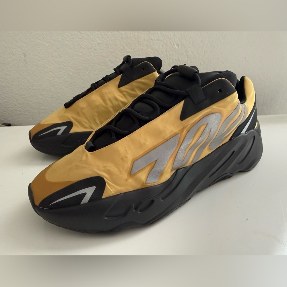 Adidas Yeezy Boost 700 MNVN
Yeezy Wave Runner Sneakers in Gold and Black - Picture 5 of 10